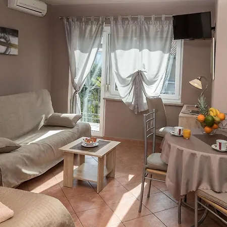 Karmen 1 Apartment