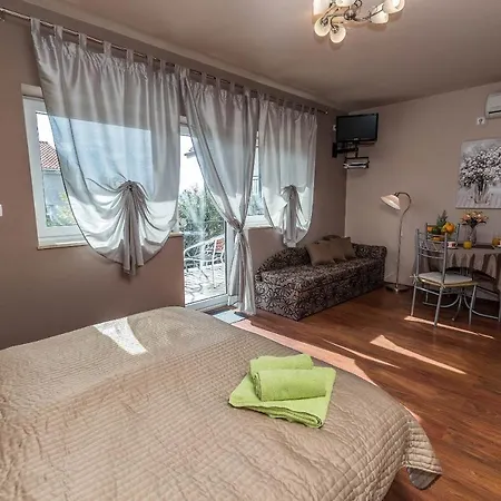 Karmen 1 Apartment